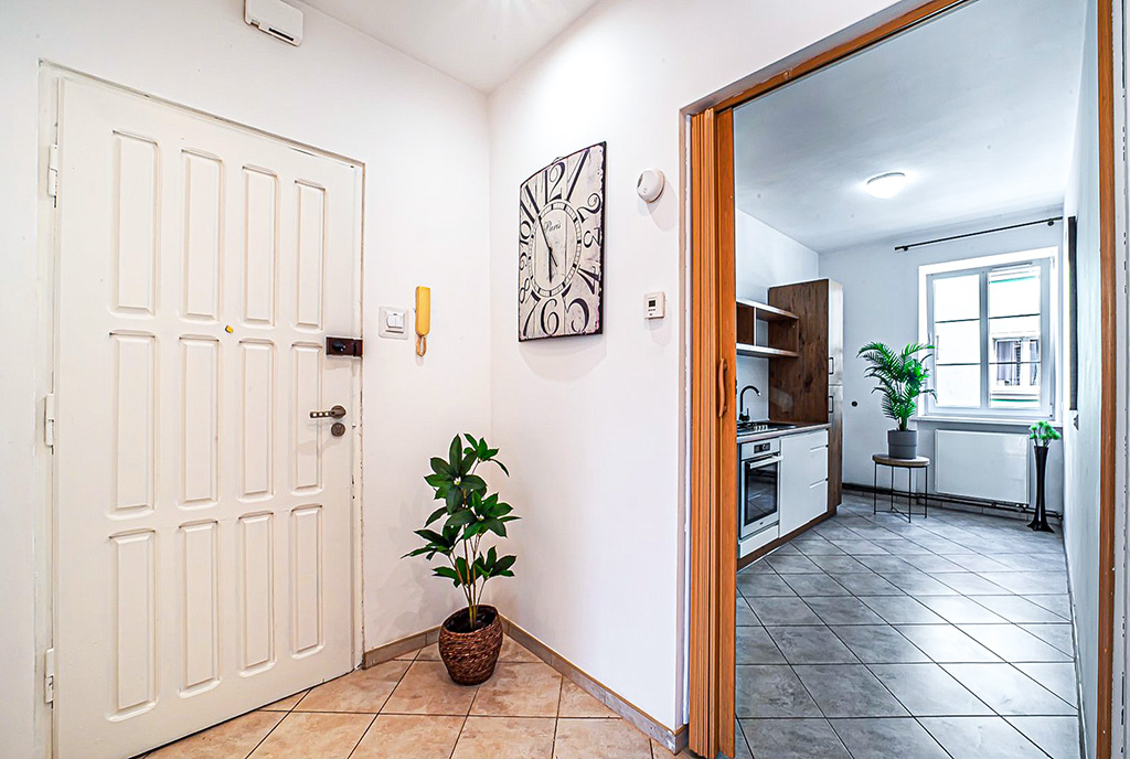 imponujący korytarz w ekskluzywnym apartamencie na wynajem Bolesławiec