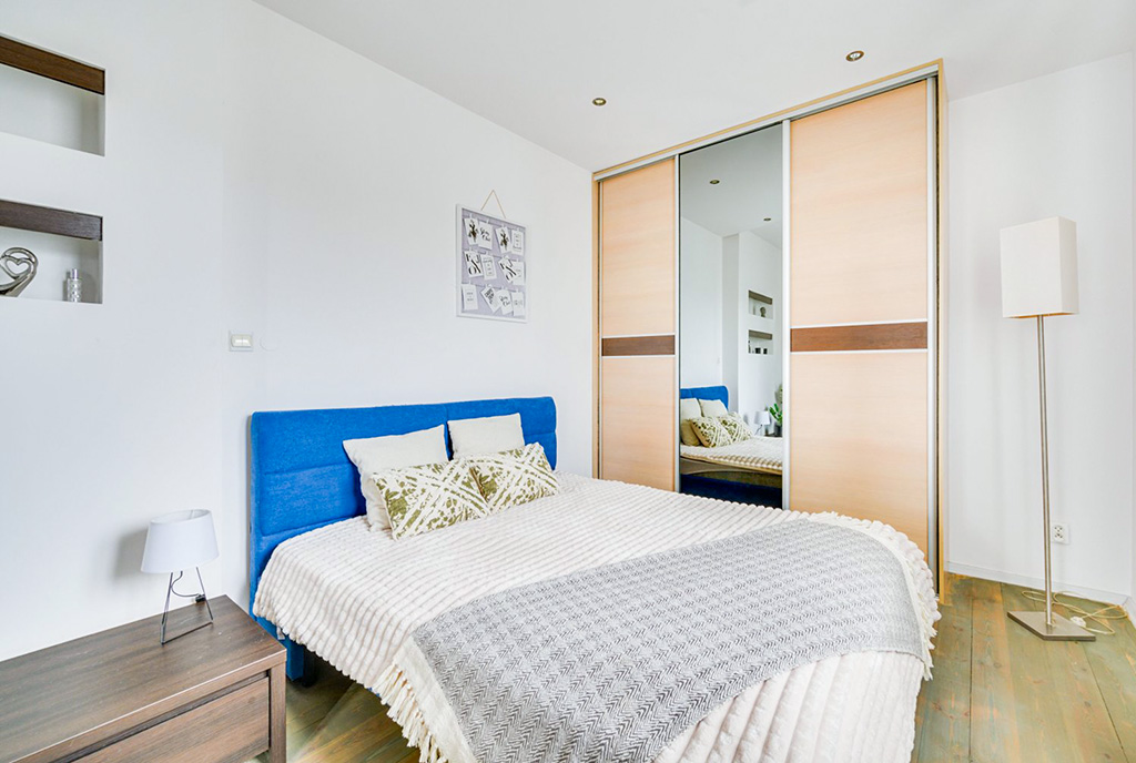 elegancka sypialnia w ekskluzywnym apartamencie na wynajem Gdańsk okolice