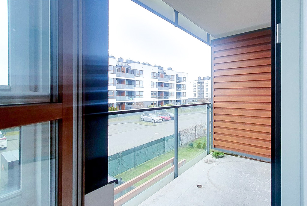 słoneczny balkon przy ekskluzywnym apartamencie a wynajem Gdynia okolice