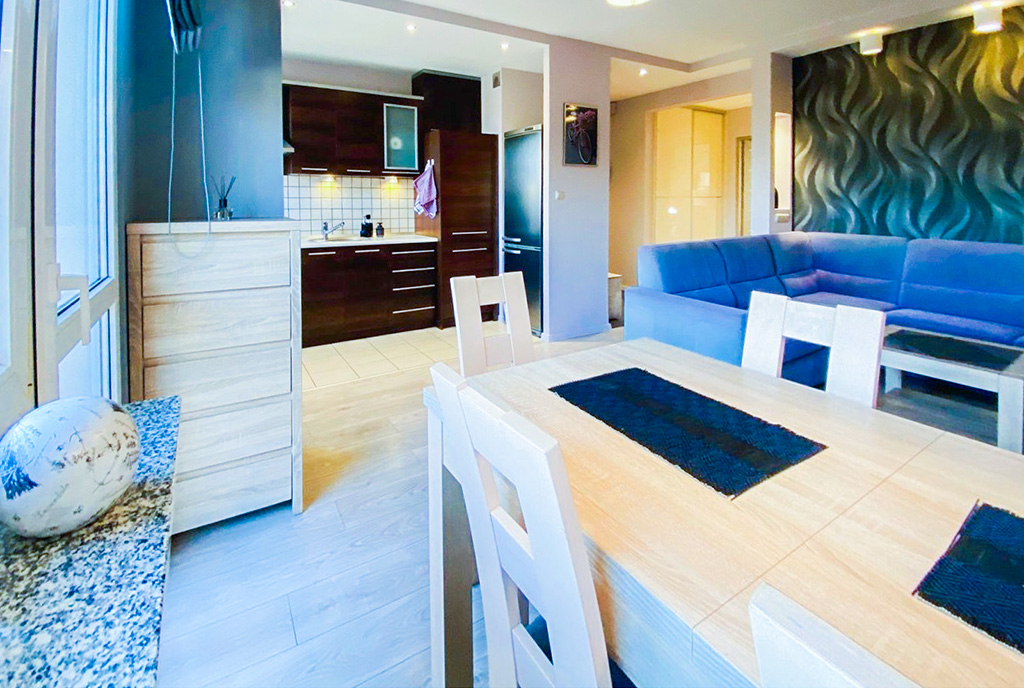 na pierwszym planie jadalnia w luksusowym apartamencie do wynajmu Katowice