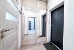 lustro w przedpokoju w ekskluzywnym apartamencie na wynajem Szczecin