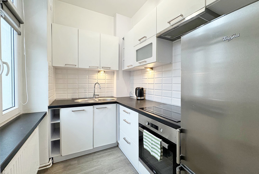 zaprojektowana w bieli kuchnia w ekskluzywnym apartamencie na wynajem Szczecin