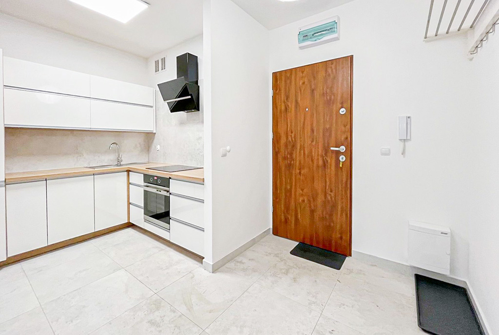 po lewej kuchnia, po prawej korytarz w luksusowym apartamencie do wynajmu Szczecin