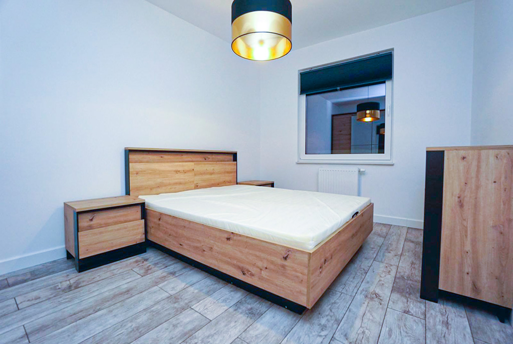 jeden z pokoi w luksusowym apartamencie do wynajmu Konin