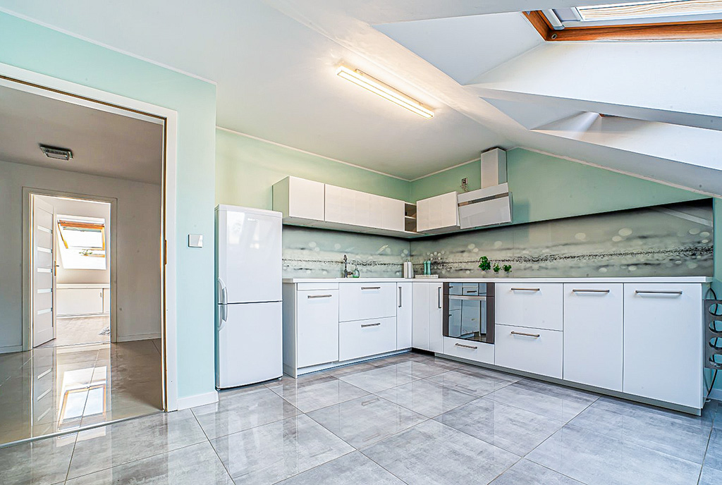 ogromna kuchnia w luksusowym apartamencie na sprzedaż Bolesławiec