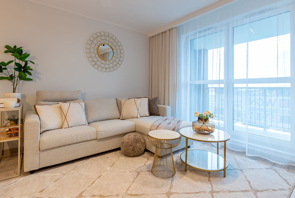 widok na salon i balkon przy luksusowym apartamencie na sprzedaż Elbląg
