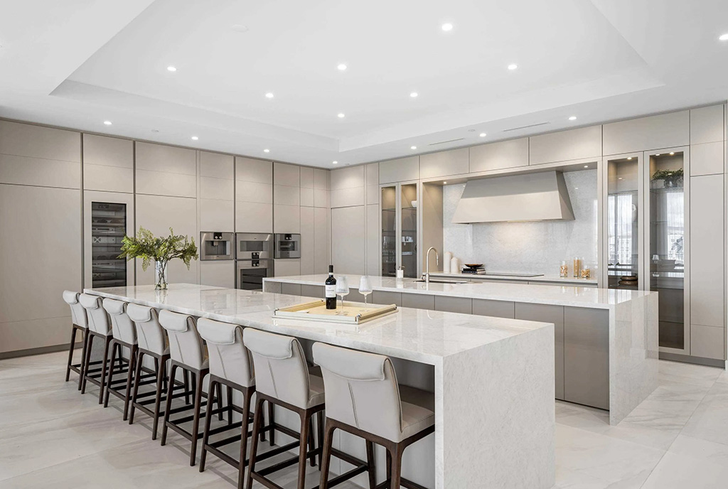 na pierwszym planie jadalnia, w oddali kuchnia w luksusowym apartamencie na sprzedaż Florida Stany Zjednoczone Ameryki