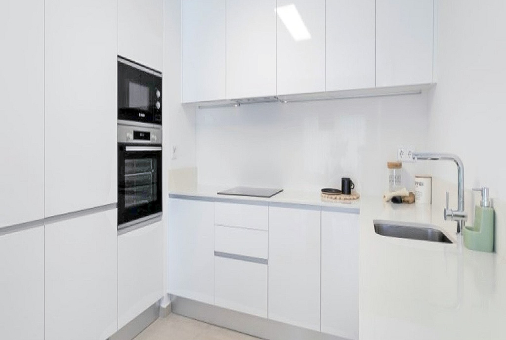 zaaranżowana w bieli kuchnia w luksusowym apartamencie na sprzedaż Hiszpania Gran Alacant
