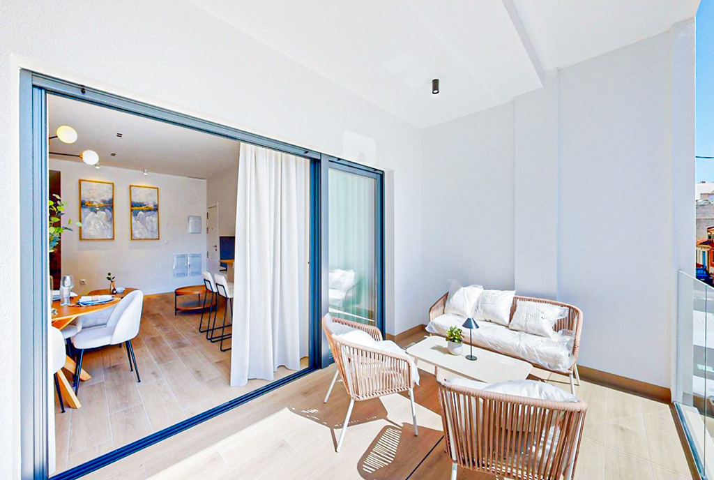 fragment tarasu przy ekskluzywnym apartamencie na sprzedaż Guardamar De Segura Alicante