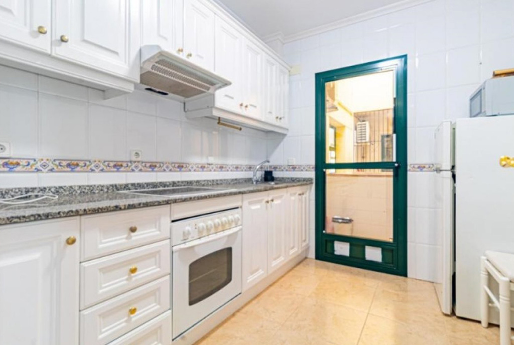 kuchnia w bieli w luksusowym apartamencie na sprzedaż Hiszpania Orihuela Costa