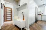 praktyczny korytarz w ekskluzywnym apartamencie na sprzedaż Kalisz