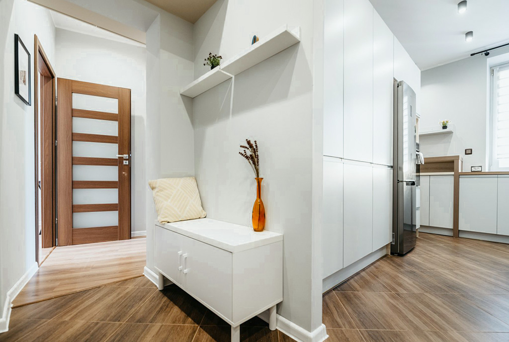 praktyczny korytarz w ekskluzywnym apartamencie na sprzedaż Kalisz