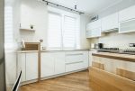 fragment kuchni w luksusowym apartamencie na sprzedaż Kalisz