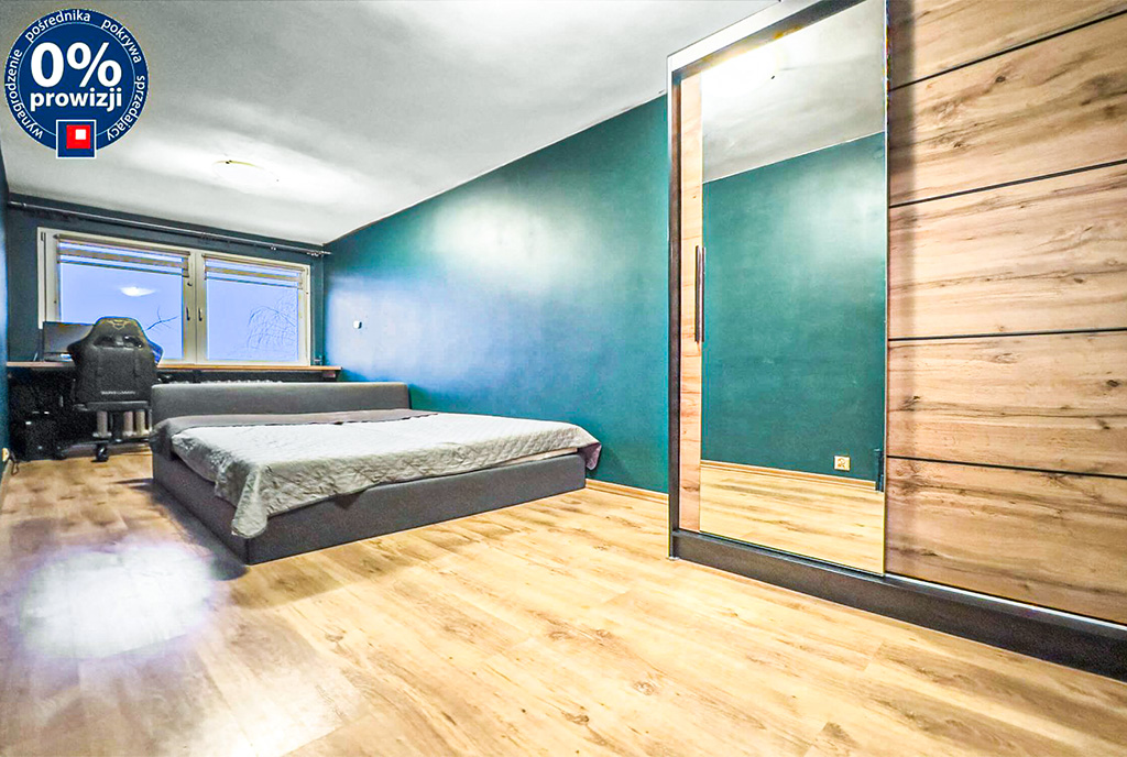 odważna kolorystyka w sypialni w ekskluzywnym apartamencie na sprzedaż okolice