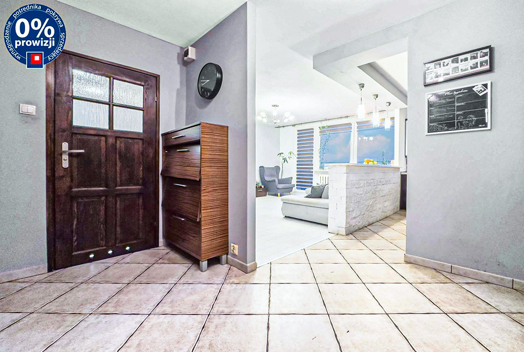 praktyczny korytarz w luksusowym apartamencie na sprzedaż okolice