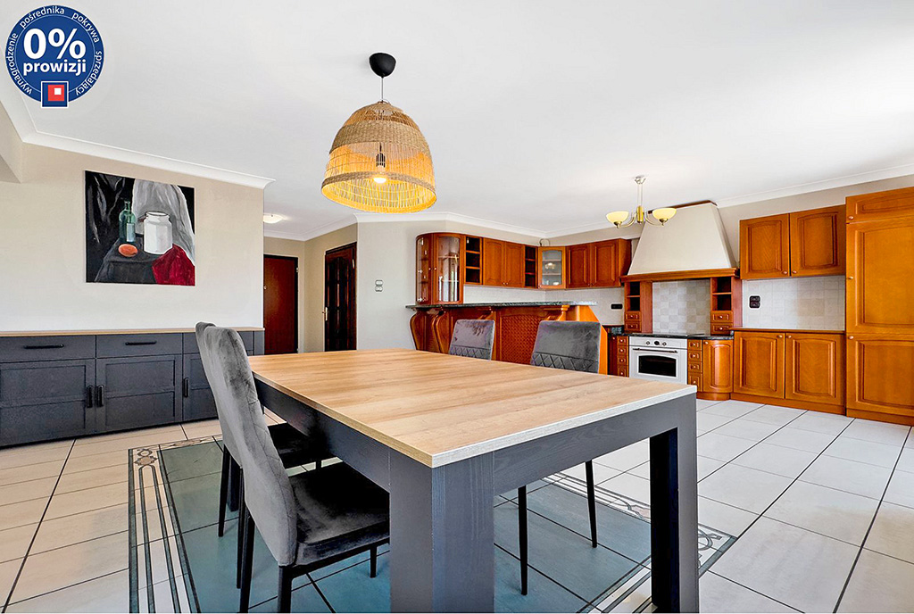na pierwszym planie jadalnia, w oddali kuchnia w luksusowym apartamencie na sprzedaż Apartament do sprzedaży Katowice (okolice)