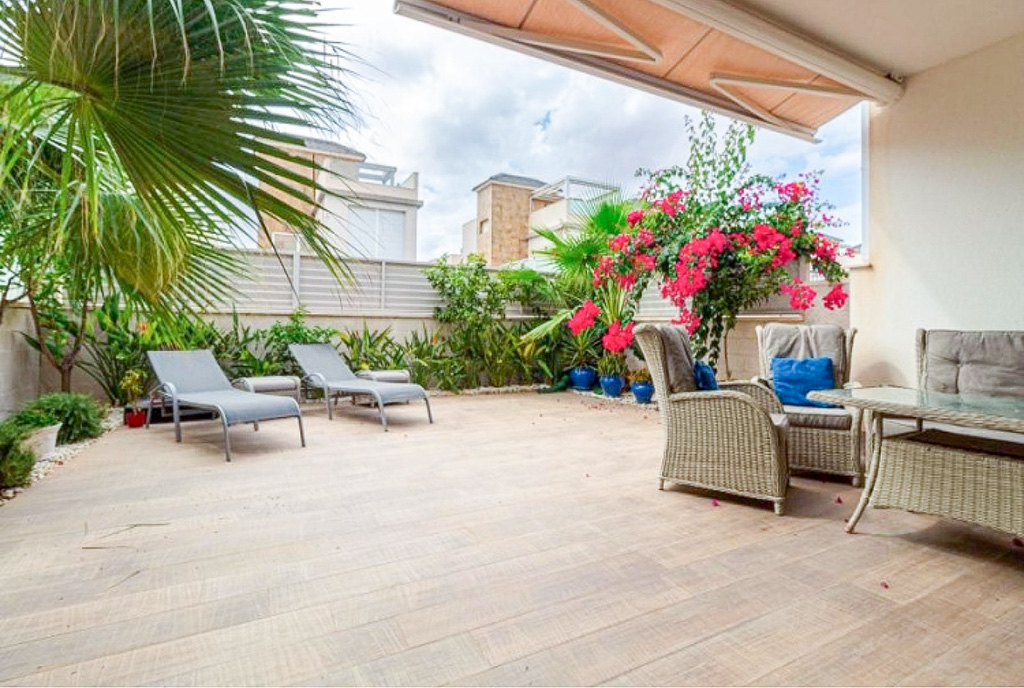 słoneczny taras przy luksusowym apartamencie na sprzedaż Hiszpania Torrevieja Torretas