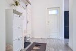 praktyczny korytarz w ekskluzywnym apartamencie na sprzedaż Wrocław okolice