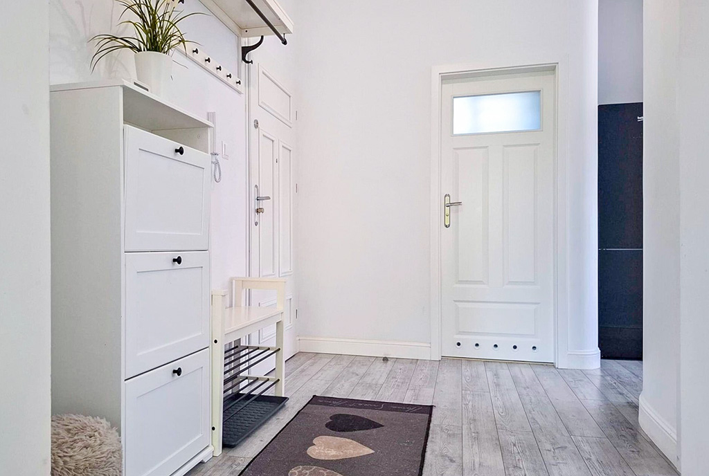 praktyczny korytarz w ekskluzywnym apartamencie na sprzedaż Wrocław okolice