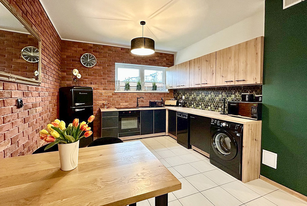 widok na kuchnię w luksusowym apartamencie na sprzedaż nad morzem