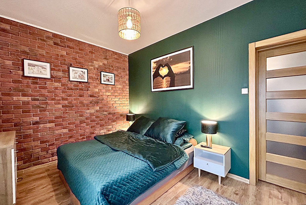 fragment sypialni w ekskluzywnym apartamencie na sprzedaż nad morzem