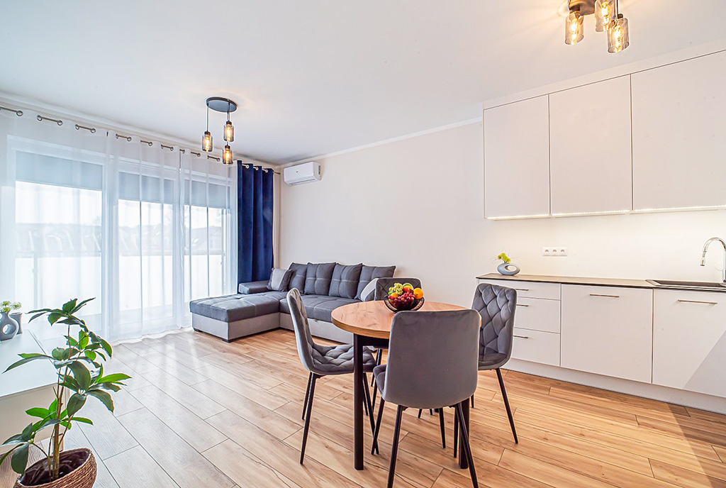 zbliżenie na jadalnię i kuchnię w luksusowym apartamencie do wynajmu Bolesławiec