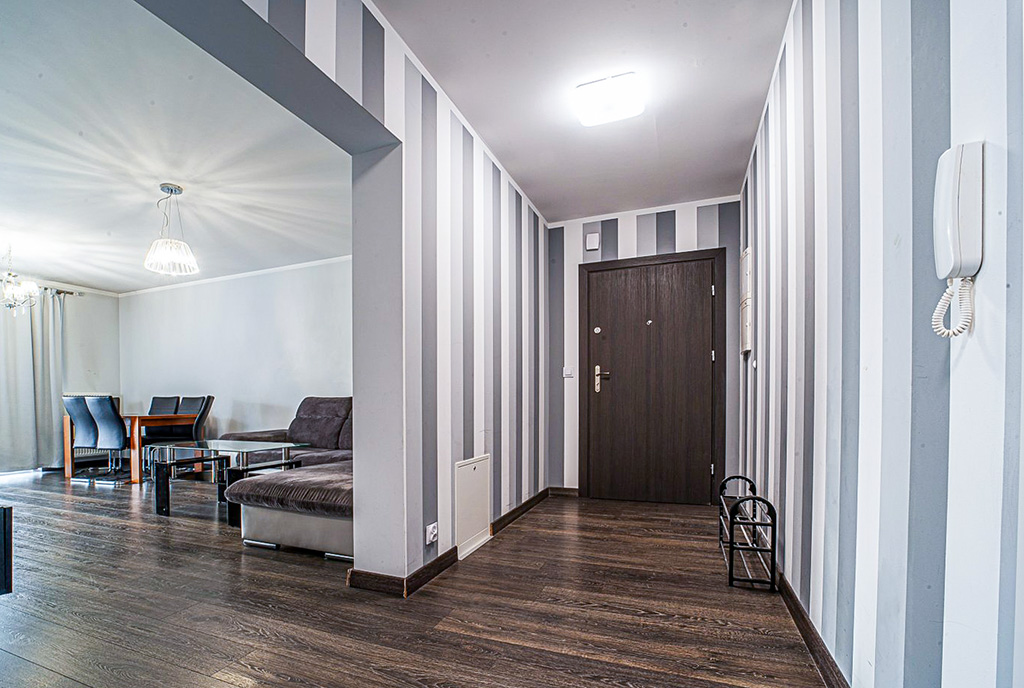 praktyczny korytarz w ekskluzywnym apartamencie na wynajem Bolesławiec