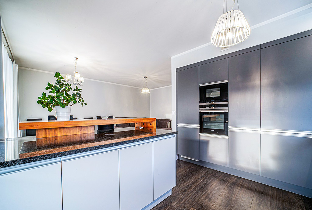 po lewej salon, po prawej kuchnia w luksusowym apartamencie do wynajmu Bolesławiec