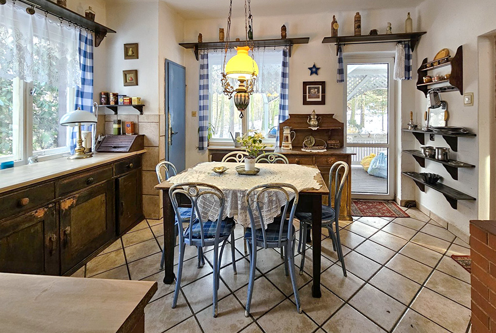 rustykalna jadalnia i kuchnia w ekskluzywnym domu na sprzedaż Bielsko-Biała (okolice)