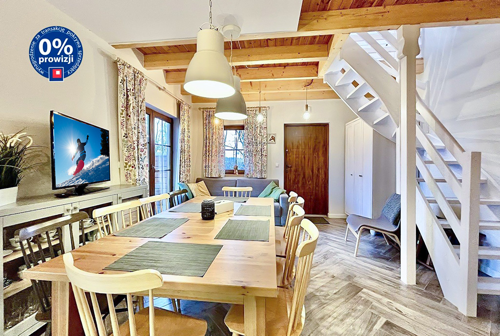 na pierwszym planie jadalnia w luksusowym domu na sprzedaż Słupsk okolice