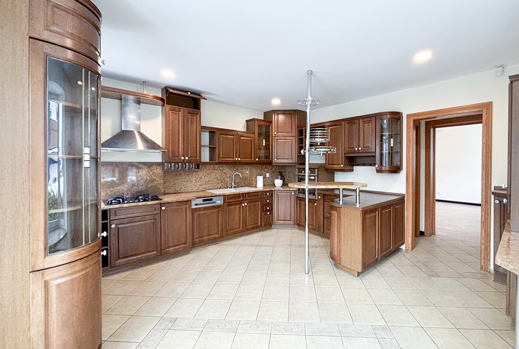 zabudowana w drewnie kuchnia w luksusowym domu do wynajmu Szczecin okolice