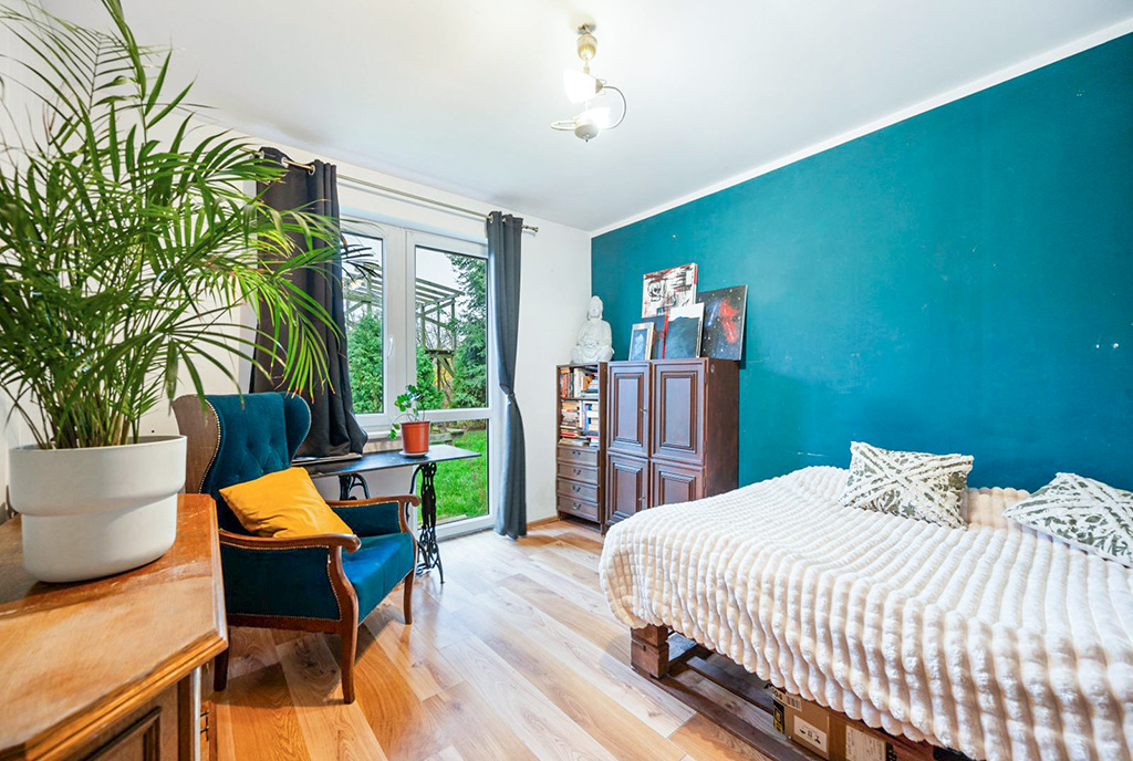 imponująca sypialnia w luksusowym domu na sprzedaż nad morzem