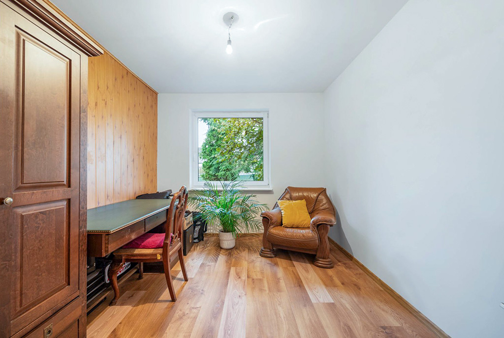 zaciszny gabinet w ekskluzywnym domu na sprzedaż nad morzem