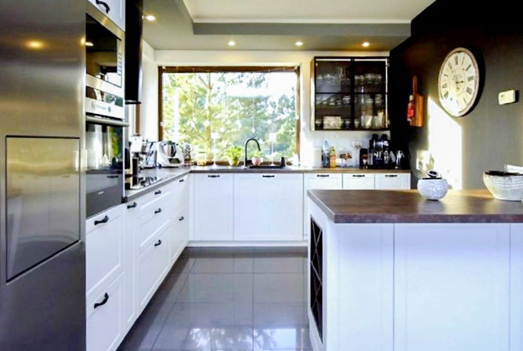 fragment kuchni w luksusowej willi na sprzedaż Bydgoszcz okolice