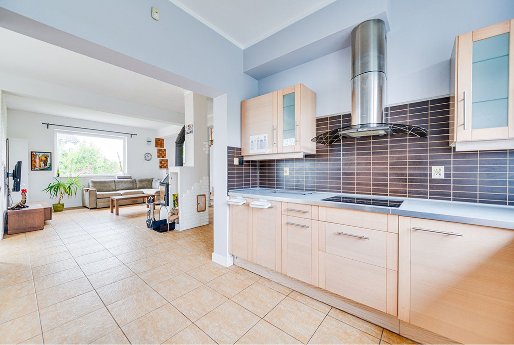 na pierwszym planie kuchnia w luksusowej willi na sprzedaż Gdańsk okolice