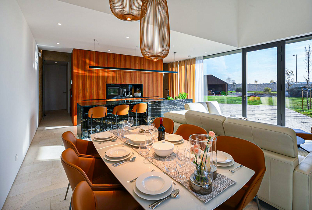 na pierwszym planie jadalnia w luksusowej willi na sprzedaż Katowice okolice