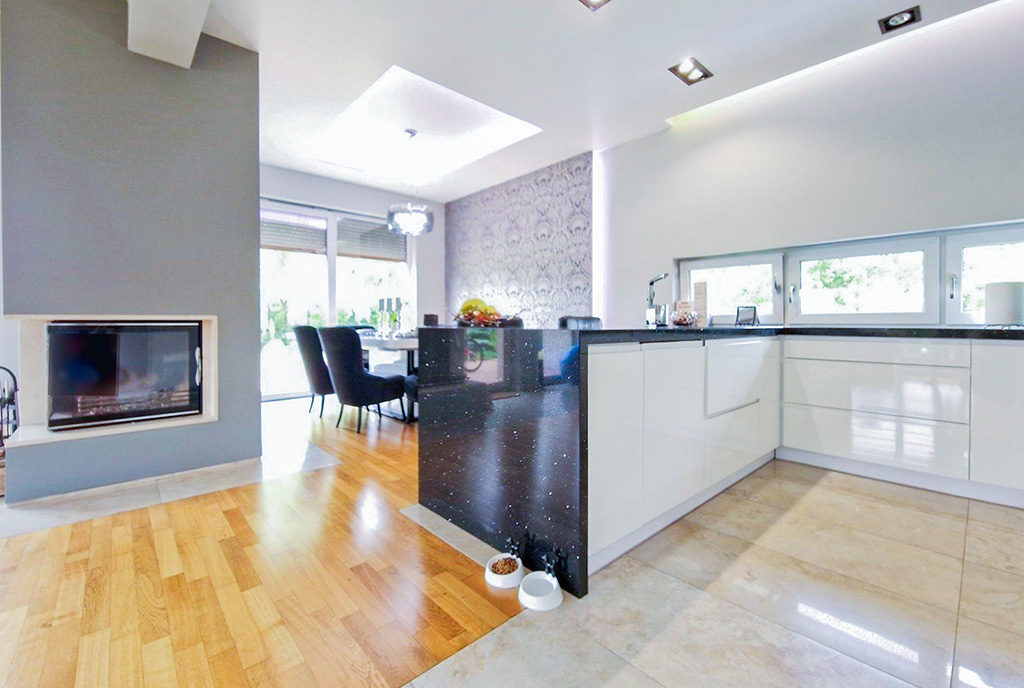 na pierwszym planie kuchnia w ekskluzywnej willi na sprzedaż Bielsko-Biała okolice