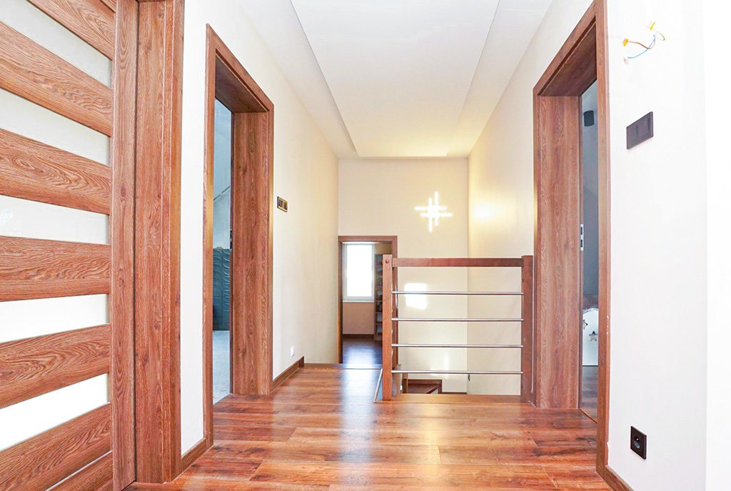 kameralny hol w ekskluzywnej willi na sprzedaż Piotrków Trybunalski okolice