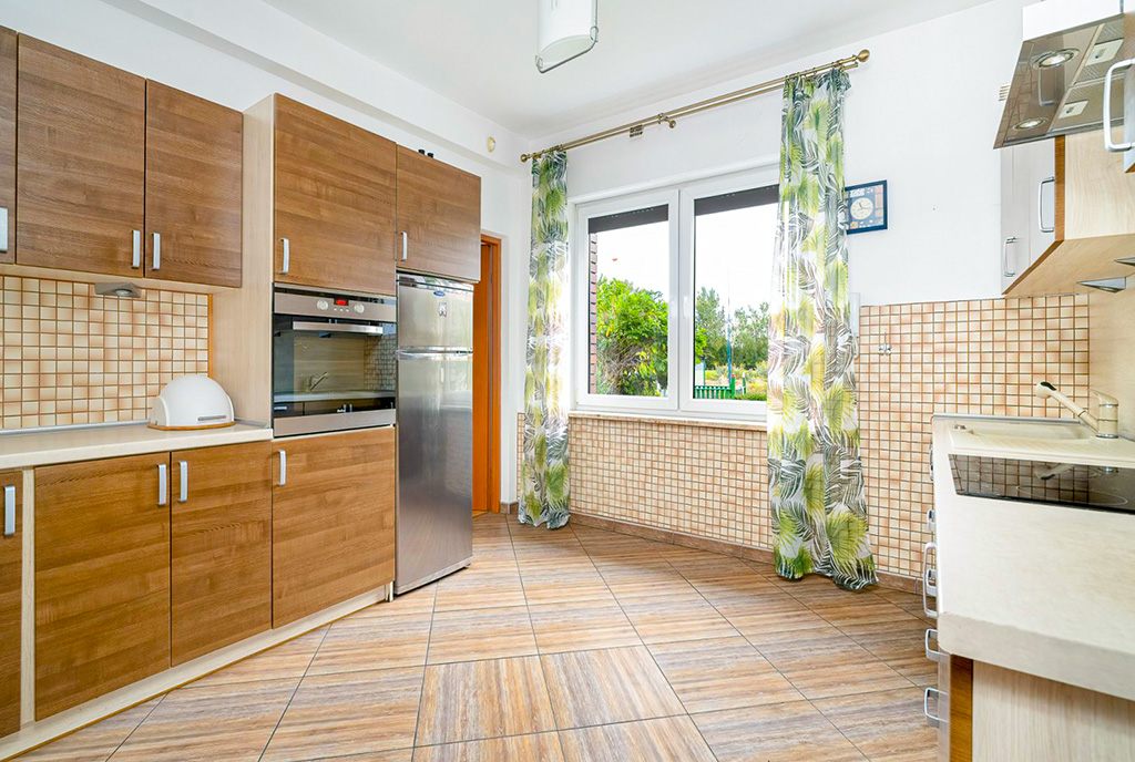 zbliżenie na kuchnię w ekskluzywnej willi na sprzedaż Poznań okolice