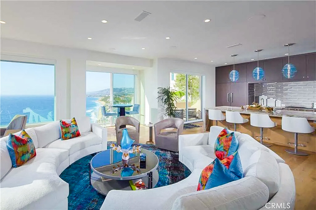 na pierwszym planie salon w luksusowym apartamencie na sprzedaż California Stany Zjednoczone Ameryki