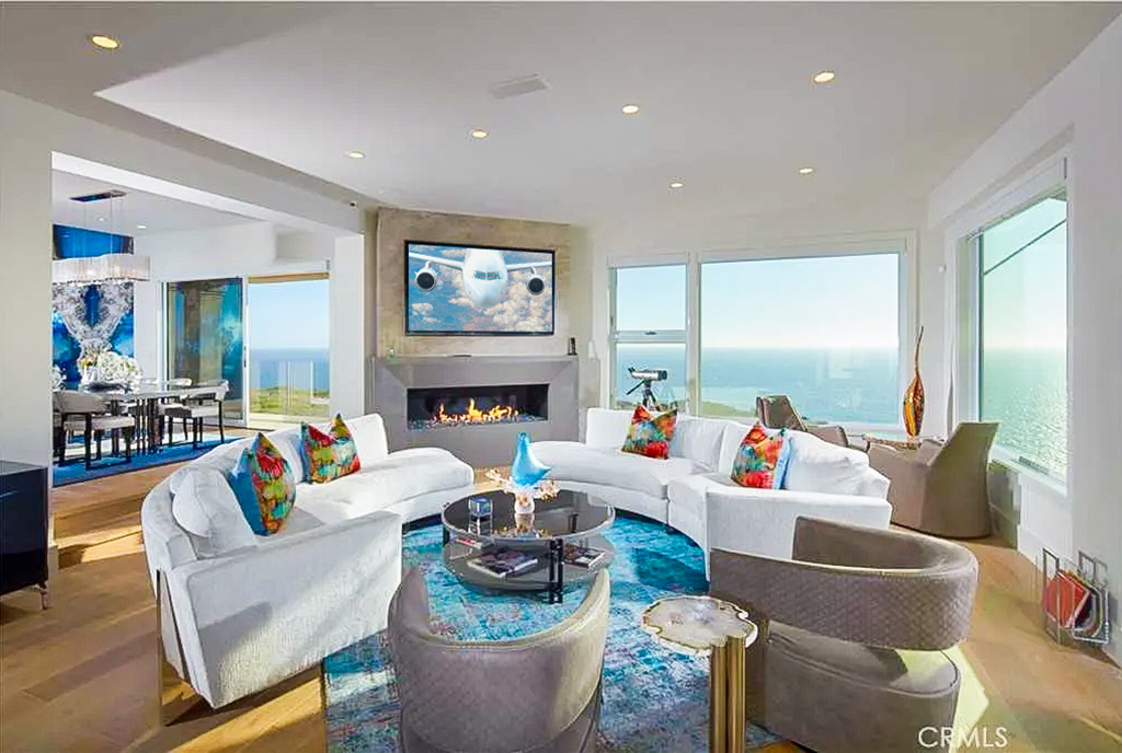 słoneczny salon w ekskluzywnym apartamencie do sprzedaży California Stany Zjednoczone Ameryki