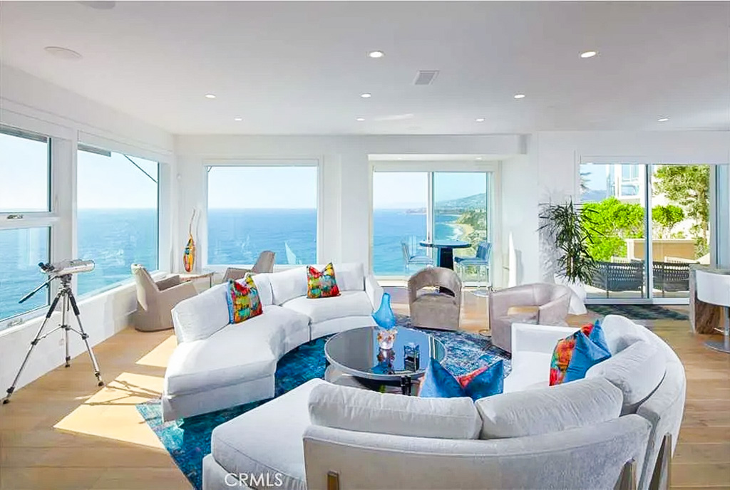 zbliżenie na pokój dzienny w luksusowym apartamencie do sprzedaży California Stany Zjednoczone Ameryki