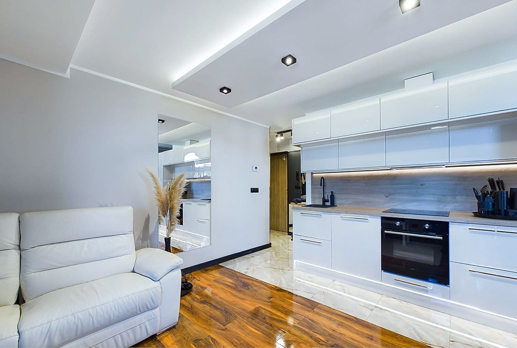 zaprojektowana w bieli kuchnia w ekskluzywnym apartamencie na sprzedaż Gdańsk