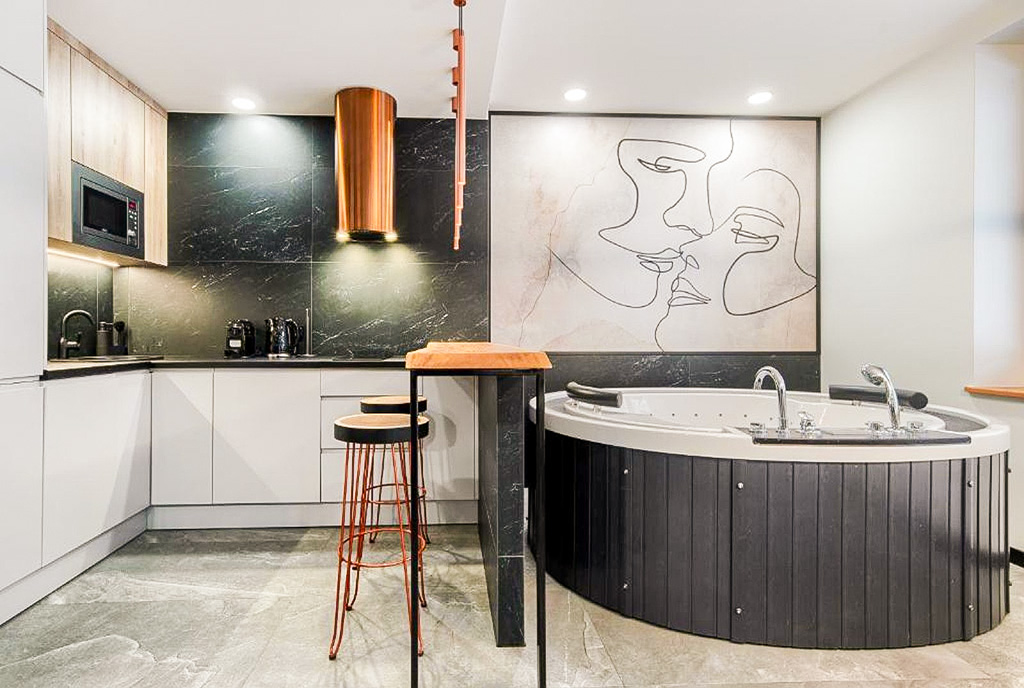 po lewej kuchnia, po prawej jacuzzi w luksusowym apartamencie na sprzedaż Gdynia