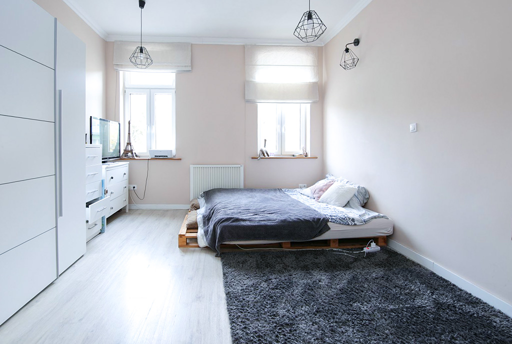 zdjęcie prezentuje sypialnię w ekskluzywnym apartamencie na sprzedaż Gorzów Wielkopolski