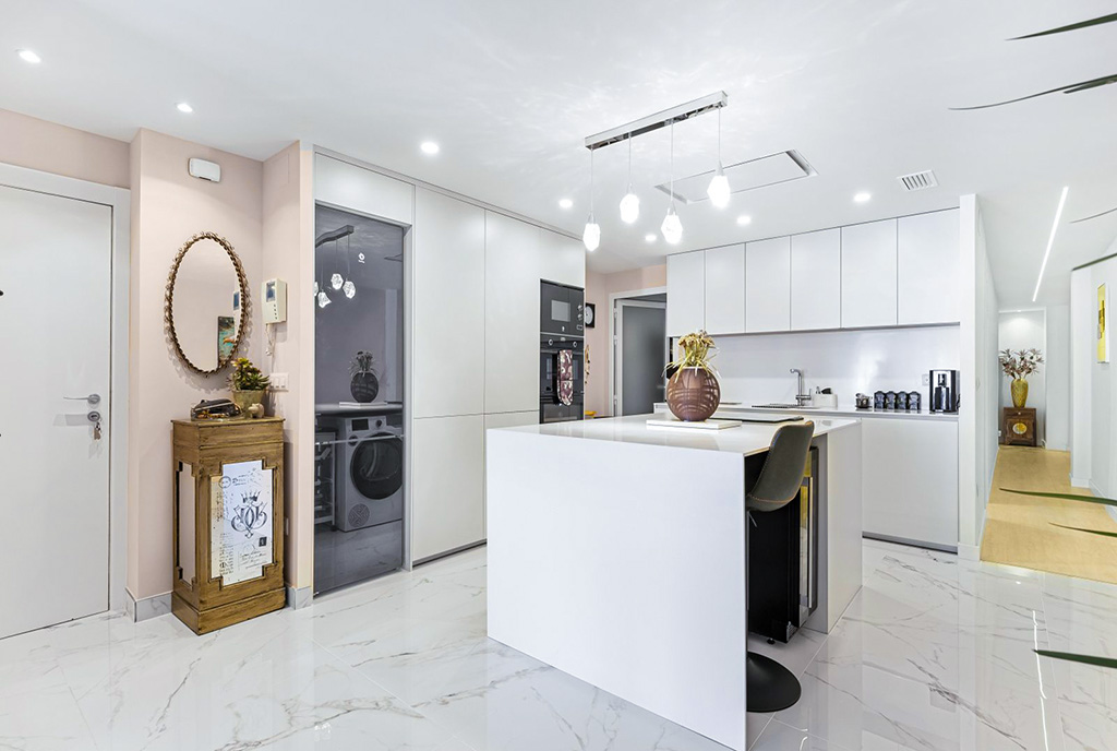 kuchnia w bieli w luksusowym apartamencie na sprzedaż Hiszpania Alicante