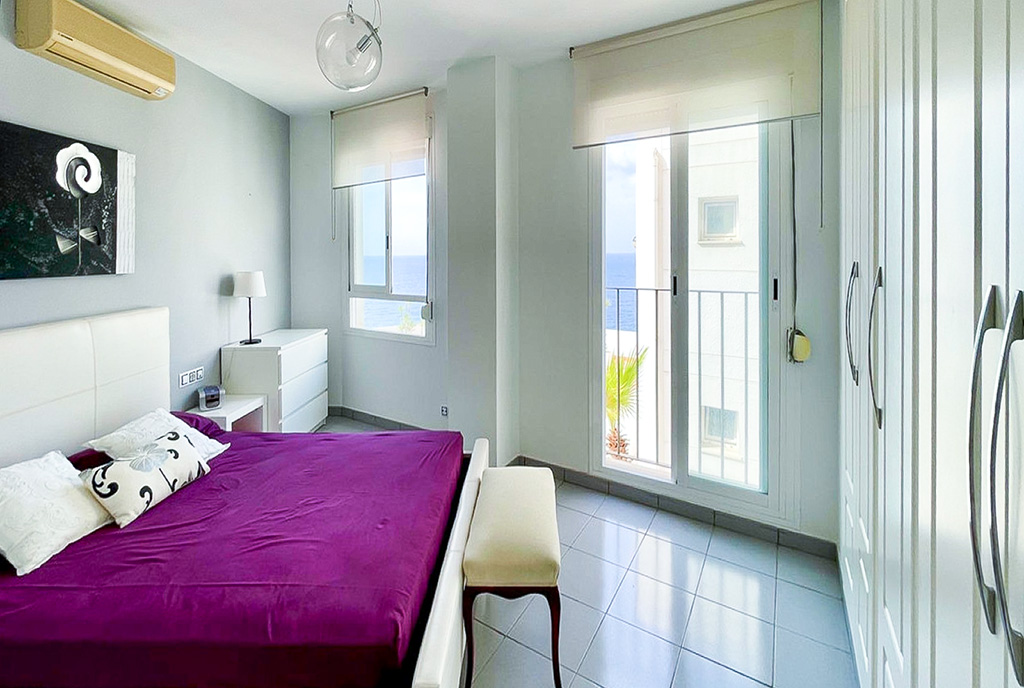 zaciszna sypialnia w luksusowym apartamencie na sprzedaż Hiszpania Benidorm