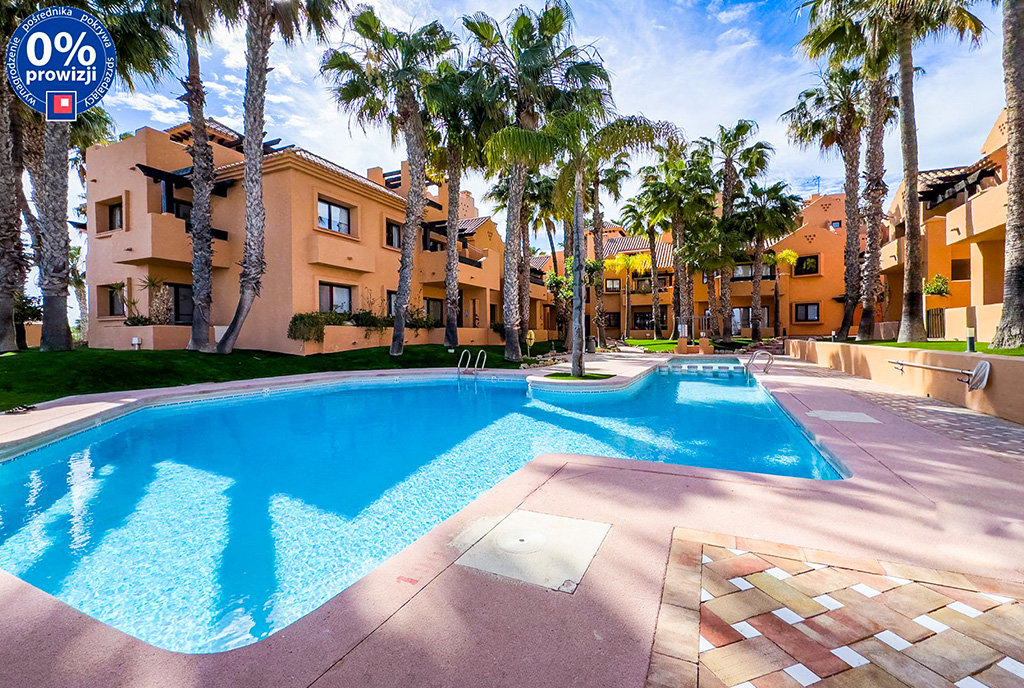 basen na terenie osiedla, na którym znajduje się oferowany na sprzedaż ekskluzywny apartament Hiszpania Los Alcázares