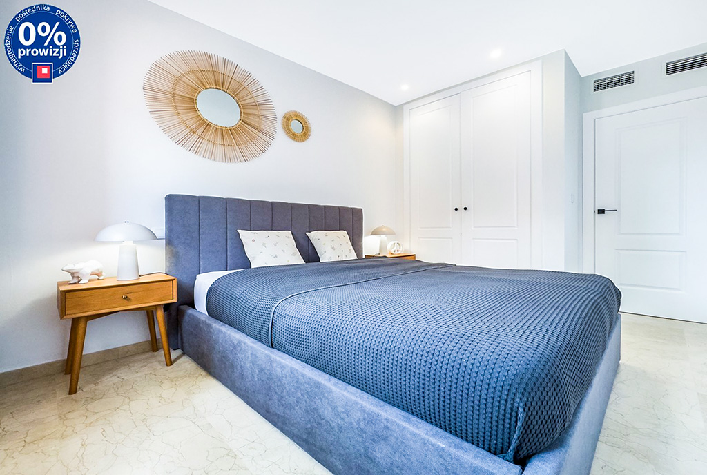 widok na sypialnię w luksusowym apartamencie na sprzedaż Hiszpania Los Alcázares