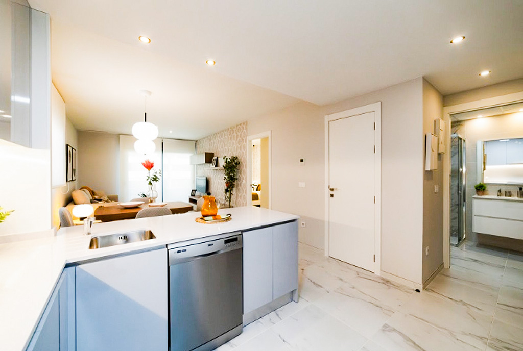 widok na kuchnię w luksusowym apartamencie na sprzedaż Hiszpania Playa Flamenca